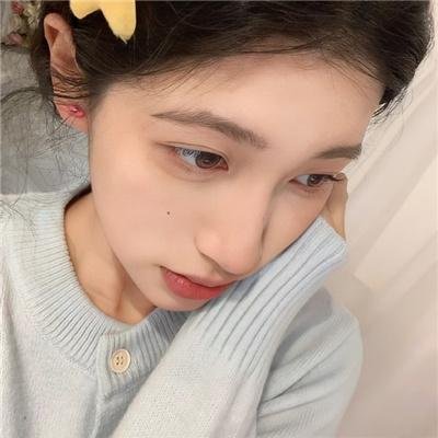 一位站立的人